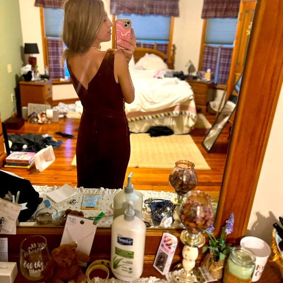 Bridesmaid dress. Never worn, size 4. Velvet rust- style Dakota - Picture 4 of 6